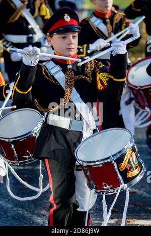 Sandhurst, Regno Unito, 11 novembre 2018:- Cadetti dal Sandhurst Corps of Drums marzo a Sandhurst War Memorial il 100 ° anniversario della A Foto Stock