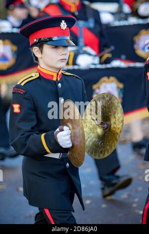 Sandhurst, Regno Unito, 11 novembre 2018:- Cadetti dal Sandhurst Corps of Drums marzo a Sandhurst War Memorial il 100 ° anniversario della A Foto Stock