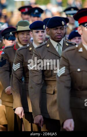 Sandhurst, Regno Unito, 11 novembre 2018:- i soldati britannici marciano al Sandhurst War Memorial il centesimo anniversario dell'armistizio che si è concluso Foto Stock