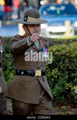 Sandhurst, Regno Unito, 11 novembre 2018:- soldati britannici dalla marcia dei Gurkhas al Sandhurst War Memorial il centesimo anniversario degli armi Foto Stock