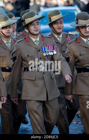 Sandhurst, Regno Unito, 11 novembre 2018:- soldati britannici dalla marcia dei Gurkhas al Sandhurst War Memorial il centesimo anniversario degli armi Foto Stock