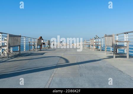 Hermosa Beach USA - 7 ottobre 2015; persone che si rilassano, pesca a piedi sul molo Hermosa in chiaro giorno d'estate California Foto Stock