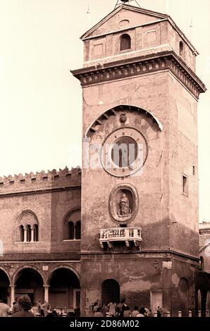 Mantova, torre dell'orologio in piazza delle Erbe. Foto Stock