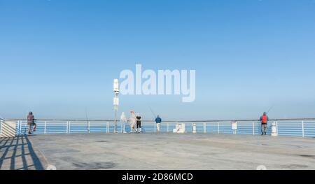 Hermosa Beach USA - 7 ottobre 2015; persone che si rilassano, pesca a piedi sul molo Hermosa in chiaro giorno d'estate California Foto Stock