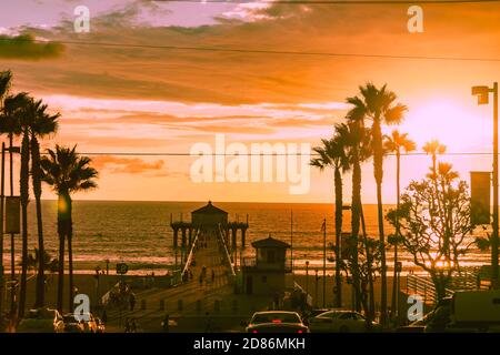 Manhattan Beach USA - 6 ottobre 2015; molo e stazione di bagnino al tramonto mentre le persone in silhouette godono l'ultima volta di tramonti in California Foto Stock