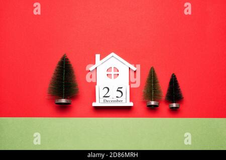 Calendario cubetti bianchi in legno con data 25 dicembre e Natale albero Foto Stock