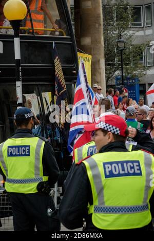 Londra, Regno Unito, 3 agosto 2019:- Bandiere volate dai sostenitori dell'ex leader dell'EDL Tommy Robinson che si radunano nel centro di Londra Foto Stock