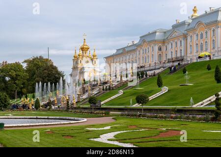 Vista sul Palazzo Grande e sulla chiesa del Palazzo nel palazzo Peterhof e nei giardini. Petergof, San Pietroburgo, Russia. Foto Stock