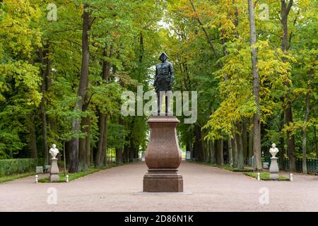 Pietro la Grande scultura nel palazzo Peterhof e nei giardini. Petergof, San Pietroburgo, Russia. Foto Stock