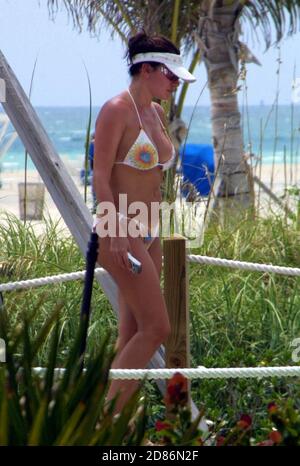 Esclusiva!! Laura Pausini avendo una chiacchierata sul suo telefono mentre si rilassa in un hotel di Miami Beach prima del suo concerto di Miami, 4/12/05 [[mab]] Foto Stock