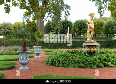 Palazzo Monplaisir e giardini nel palazzo Peterhof. Petergof, San Pietroburgo, Russia. Foto Stock