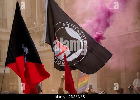 La bandiera antifa viene visualizzata in una dimostrazione antifascista in opposizione ad un rally da parte dei sostenitori del primo Tommy Robinson, leader EDL Foto Stock