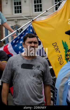 Londra, Regno Unito, 3 agosto 2019:- UN pro Tommy Robinson sostenitore guarda una marcia anti facist Foto Stock