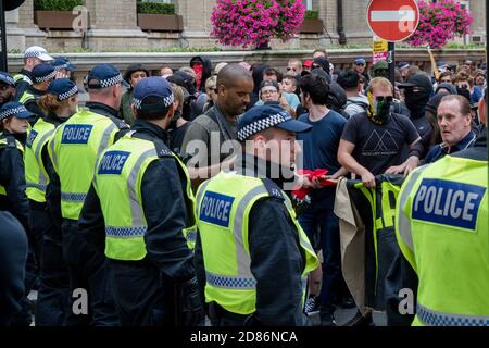 Londra, Regno Unito, 3 agosto 2019:- polizia che forma una linea per controllare una manifestazione antifascista in opposizione ad un rally da parte dei sostenitori del Foto Stock