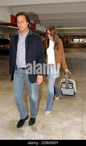 Elizabeth Hurley e il fidanzato Arun Nayar arrivano all'aeroporto internazionale di Miami, 4/25/05 [[cad]] Foto Stock