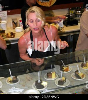 La regina del gelato Nicolette Sheridan ha servito alcune delizie al 4 ° annuale Crema di ghiaccio più grande del mondo sociale a Burbank, CA per sostenere la Fondazione Make-A-Wish¨ presso la Cold Stone Creamery. Nicolette anche cucchiaio nutrito 5 anni fan Karri Bolton gelato al cioccolato. 4/25/05 [[rac]] Foto Stock