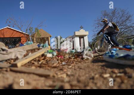 Aspetti generali del cimitero comunale prima della celebrazione di dia de los Muertos il 27 ottobre a Hermosillo sonora, Messico . © .. (Foto: Luis Gutierrez di NortePhoto.com) Aspectos generales del cementerio Municipal previo a la celebracion de dia de los Muertos el 27 octubre en Hermosillo sonora, Messico . © .. (Foto: Luis Gutierrez di NortePhoto.com) Foto Stock