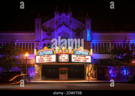 San Bernardino USA - 3 ottobre 2015; California Teatro delle Arti dello spettacolo scena notturna mostra dell'era retrò illuminazione al neon Foto Stock