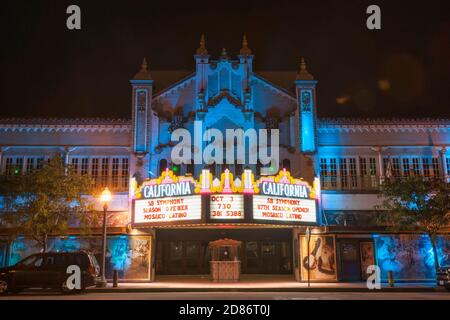 San Bernardino USA - 3 ottobre 2015; California Teatro delle Arti dello spettacolo scena notturna mostra dell'era retrò illuminazione al neon Foto Stock