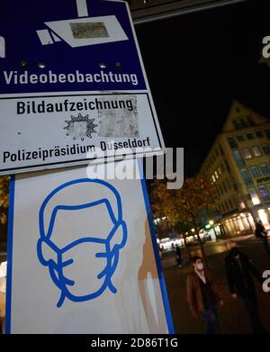 Duesseldorf, Germania. 27 Ott 2020. Un cartello nel centro storico richiede l'uso di protezione per bocca e naso. Credit: Henning Kaiser/dpa/Alamy Live News Foto Stock