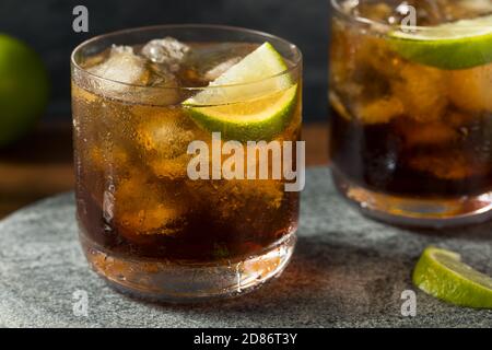 Cocktail boozy rinfrescante Cuba Libre con Rum e Lime Foto Stock