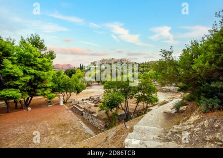 Vista dell'antica Acropoli greca e del Partenone sulla collina dell'Acropoli dall'Agora sottostante ad Atene, Grecia. Foto Stock