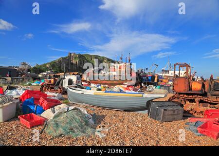 Barche da pesca su Hastings Old Town Stade Beach, Rock-a-Nore, East Sussex, UK Foto Stock