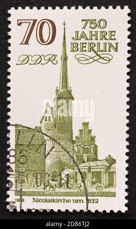 750 anni anniversario della DDR di Berlino (Germania orientale) Francobollo rilasciato nel 1986 che mostra la Chiesa di Nicolai Foto Stock