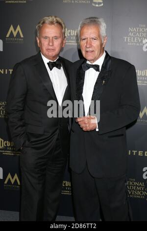 LOS ANGELES - Apr 28: Pat Sajak, Alek Trebek al Creative Daytime Emmy Awards 2017 all'Auditorium civico di Pasadena il 28 aprile 2017 a Pasadena, California Foto Stock