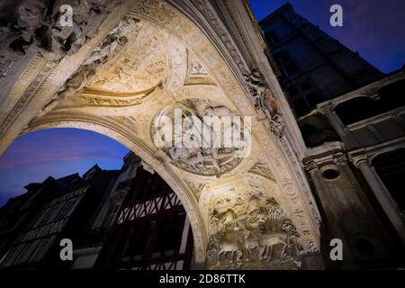 La parte inferiore dell'orologio astronomico, Gros Horloge in Normandia città di Rouen Francia al calar della sera Foto Stock