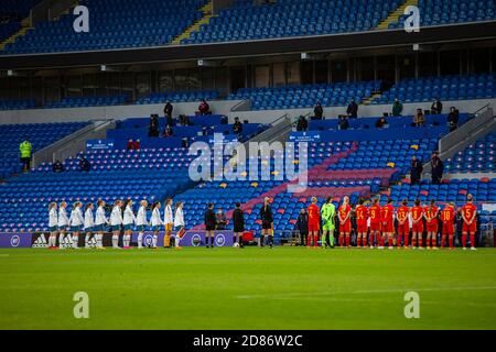 Cardiff, Regno Unito. 27 Ott 2020. I giocatori di entrambe le squadre si levano in piedi per i loro anthem nazionali. UEFA Donna Euro 2022 qualificante match, gruppo c, Galles donne contro Norvegia al Cardiff City Stadium di Cardiff, Galles del Sud, martedì 27 ottobre 2020. PIC by Lewis Mitchell/Andrew Orchard sports photography/Alamy Live News Credit: Andrew Orchard sports photography/Alamy Live News Foto Stock