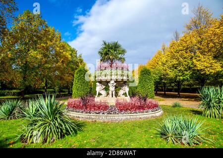 Griffin Tazza (leone Vase) nei Giardini Inglesi del Regent's Park, Londra, Regno Unito Foto Stock