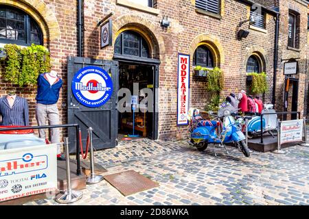 L'esterno del negozio Modfather nel Camden Stables Market, Londra, Regno Unito Foto Stock