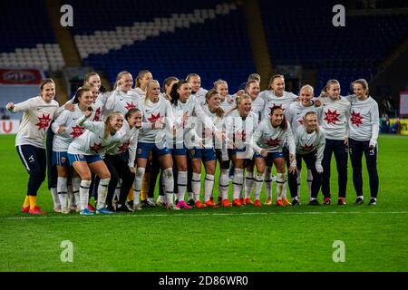 Cardiff, Regno Unito. 27 Ott 2020. I giocatori norvegesi festeggiano la loro vittoria a tempo pieno. UEFA Donna Euro 2022 qualificante match, gruppo c, Galles donne contro Norvegia al Cardiff City Stadium di Cardiff, Galles del Sud, martedì 27 ottobre 2020. PIC by Lewis Mitchell/Andrew Orchard sports photography/Alamy Live News Credit: Andrew Orchard sports photography/Alamy Live News Foto Stock