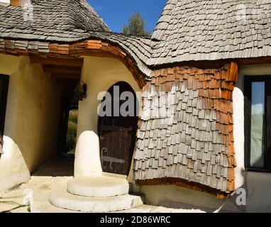 Fairy Valley Clay Castle, Fairy Valley, Castello di Hobbit in Transilvania costruito di argilla e sabbia. Dettagli architettonici Foto Stock