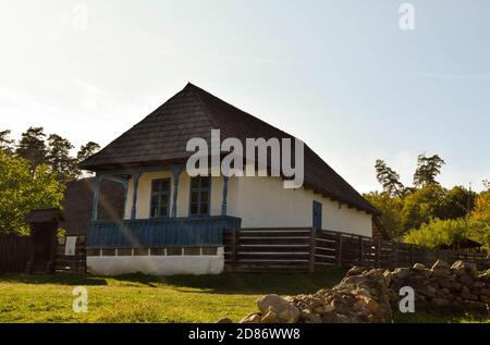 Autentica vecchia casa della cultura popolare rumena. La casa con un tetto di tegole o 'sit' in rumeno. Antica casa tradizionale rumena presso l'Astra Muse Foto Stock