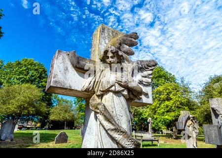 Scultura di angelo su una croce al West Norwood Cemetery, Londra, Regno Unito Foto Stock