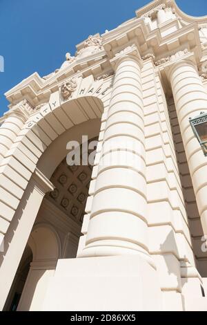 Municipio di Pasadena in rinascita mediterranea e rinascita coloniale spagnola Stili architettonicamente ornato principale torre di ingresso est e gradini bassi angolo vi Foto Stock