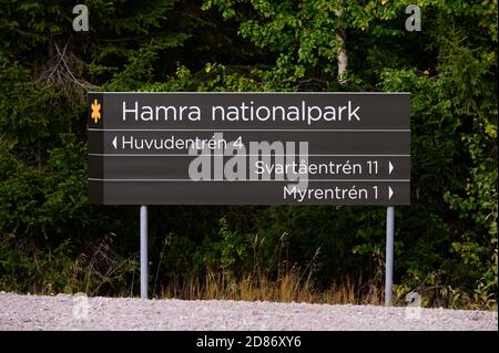 Segnale stradale per le entrate del Parco Nazionale di Hamra, Svezia Foto Stock