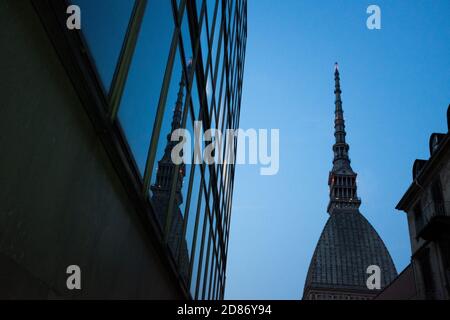 Il Monumento alla Mole Antonelliana Antonelli si è riflesso a Dusk, città di Torino, Piemonte, Italia Foto Stock