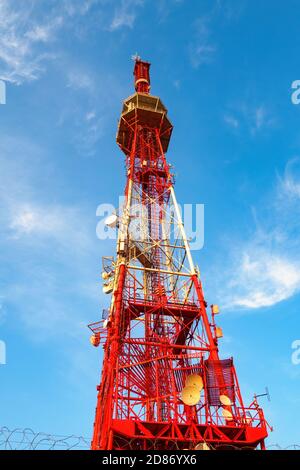 Vista dal basso della torre della TV di Pyatigorsk sullo sfondo del cielo blu con le nuvole nel giorno di sole. Foto Stock