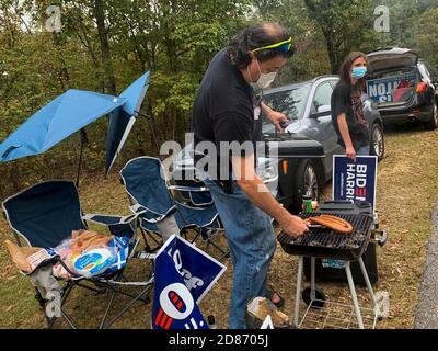 Warm Springs, Georgia, Stati Uniti. 27 Ott 2020. Il sostenitore di Biden Michael Lee, un orgoglioso discendente di Robert E. Lee e difensore del secondo emendamento, prepara il cibo in attesa del corteo contenente il candidato Vice Presidenziale Joe Biden. Credit: Sue Dorfman/ZUMA Wire/Alamy Live News Foto Stock