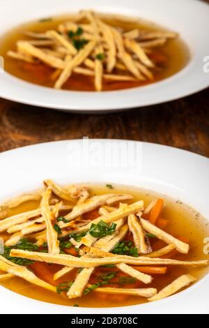 zuppa austriaca di pancake in piatto Foto Stock