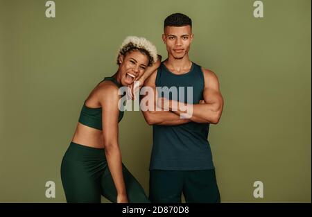 Uomo e donna afro-americani in fitness in piedi insieme. coppia in forma fisica che si rilassa dopo l'allenamento divertendosi. Foto Stock