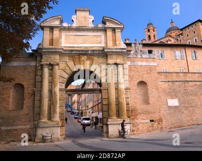 La bella città vecchia studentesca di Urbino contro un cielo blu. Regione Marche, Provincia Pesaro e Urbino (PU), Urbino, Italia. Foto Stock