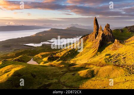 L'alba colorata presso il punto di osservazione più iconico di Scotlands; il Vecchio uomo di Storr sull'Isola di Skye. Foto Stock