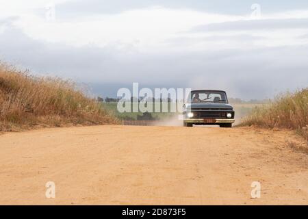 1964 Ford F100 camion su misura in azienda agricola Foto Stock