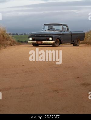 1964 Ford F100 camion su misura in azienda agricola Foto Stock