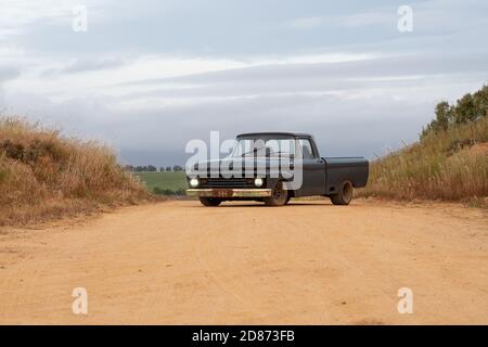 1964 Ford F100 camion su misura in azienda agricola Foto Stock