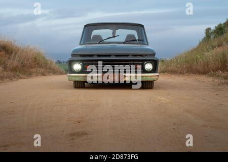 1964 Ford F100 camion su misura in azienda agricola Foto Stock